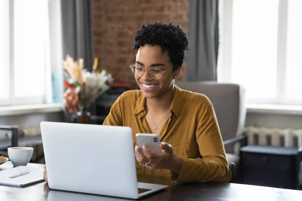 Image of a women working in a freelance capacity.